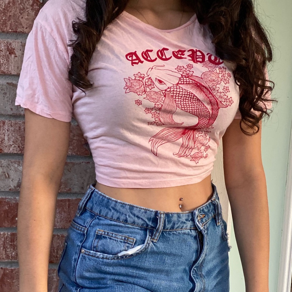 pink graphic tee (cropped)